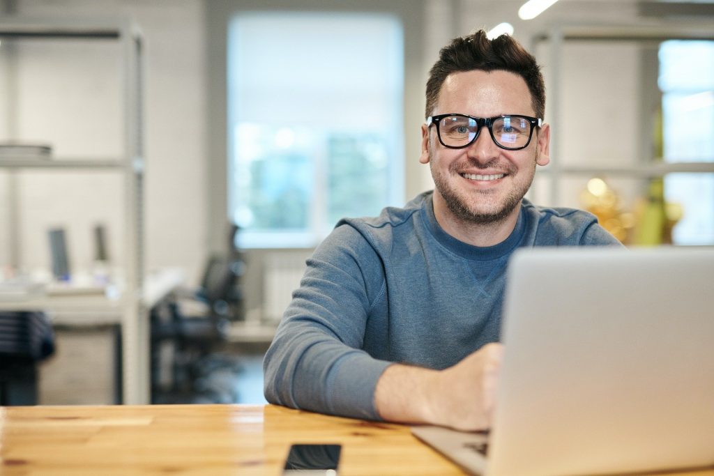 Personnes de taille moyenne dans le bureau d'une agence experte Wix